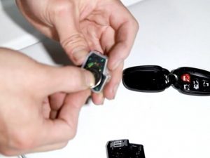 Thay thế pin chìa khóa Toyota Camry 2012-2017